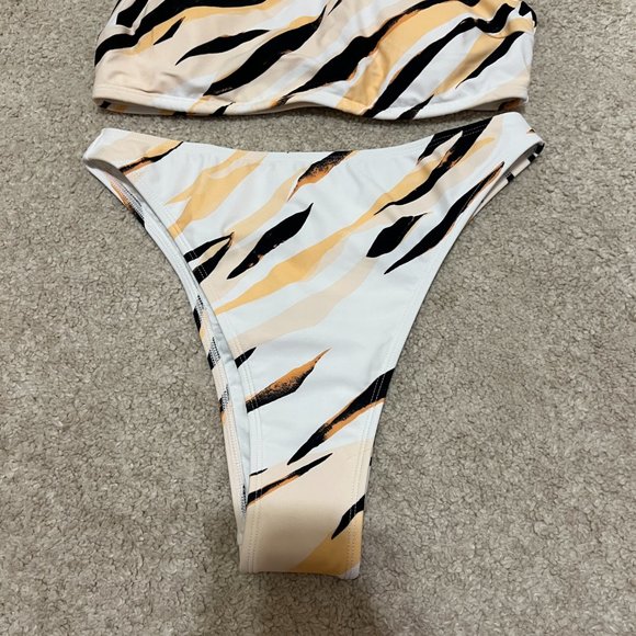 Cupshe x Stassie Two Piece Swimsuit Size Small Marble Print White Black Yellow - Picture 4 of 9